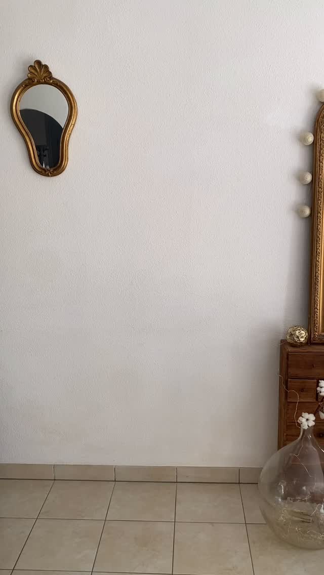 Le week-end commence, et quoi de mieux que de s’envelopper dans une maille toute douce ? 🤗
.
.
Coup de 💜 pour ce modèle purple, ouvert au dos et délicatement strassé.
.
Le look vous attend sur www.shopbyclo.fr
~
#lookdujour #maille #goldandsilver #modefemme #pretaporterfemme  #EshopMode #shopbyclo