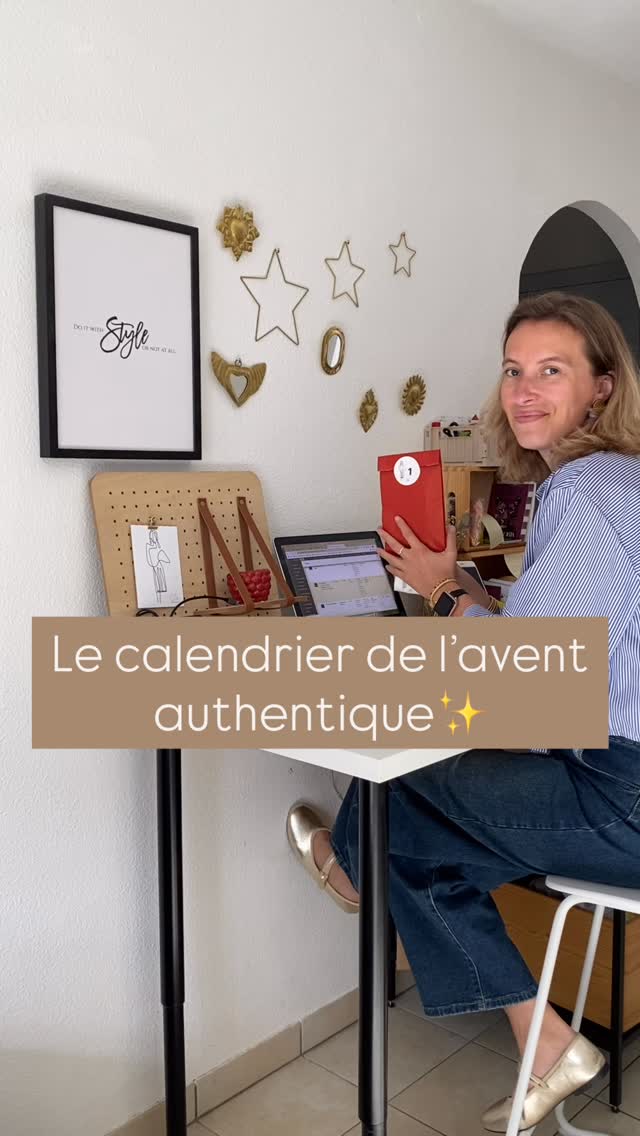 Ce mois d’octobre m’a pas mal secouée.
J’ai été malade, fatiguée, parfois découragée. Et pourtant… j’ai continué à créer.
Parce qu’au fond, c’est ce qui me tient debout : imaginer, assembler, donner du sens à chaque détail.✨
.
De là est né mon Calendrier de l’Avent Authentique — un projet entièrement fait main, pensé comme une bulle de douceur avant Noël.
.
Et puis, il y a aussi son petit frère, le Calendrier Bijoux, pour celles qui aiment briller chaque matin.
.
Deux univers, une même intention : vous faire vivre 24 jours de magie, de lumière, de sens. ✨
.
Derrière chaque étiquette pailletée, chaque ruban, chaque mot, il y a un peu de moi.
Et beaucoup d’amour.
.
🎁 Les deux calendriers (édition limitée) sont disponibles dès maintenant sur www.shopbyclo.fr
.
Merci pour votre présence, vos messages, votre patience.
Ce projet, c’est un peu ma manière de dire que même quand tout ralentit, la lumière finit toujours par revenir. 🌙
.
#authentique #shopbyclo #calendrierdelavent #faitmainavecamour #bohemechic #ideecadeau