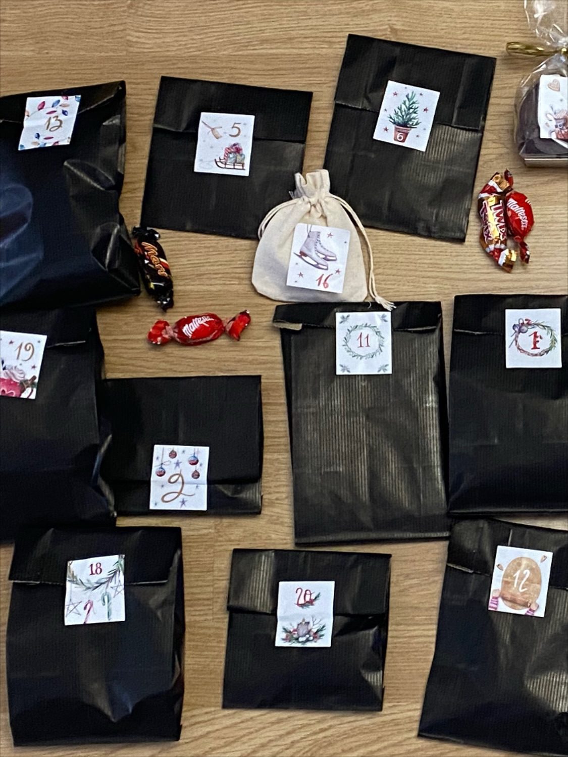 🎁Calendrier de l’avent 💝
.
Imaginé il y a trois ans, il contient beaucoup d’amour, de mode, de douceur, un peu de fait main, de passion, de surprises…
.
2 options possibles : 
💎 un calendrier bijoux soit 24 bijoux pour briller tout au long du mois ou 
🌿un calendrier lifestyle, avec un peu de mode, de déco, de food, d’accessoires..
.
Il ne vous reste plus que quelques jours pour le commander, après ce sera trop tard ! 
.
Lien en bio pour le commander 
~
#calendrierdelaventbijoux #calendrierdelavent