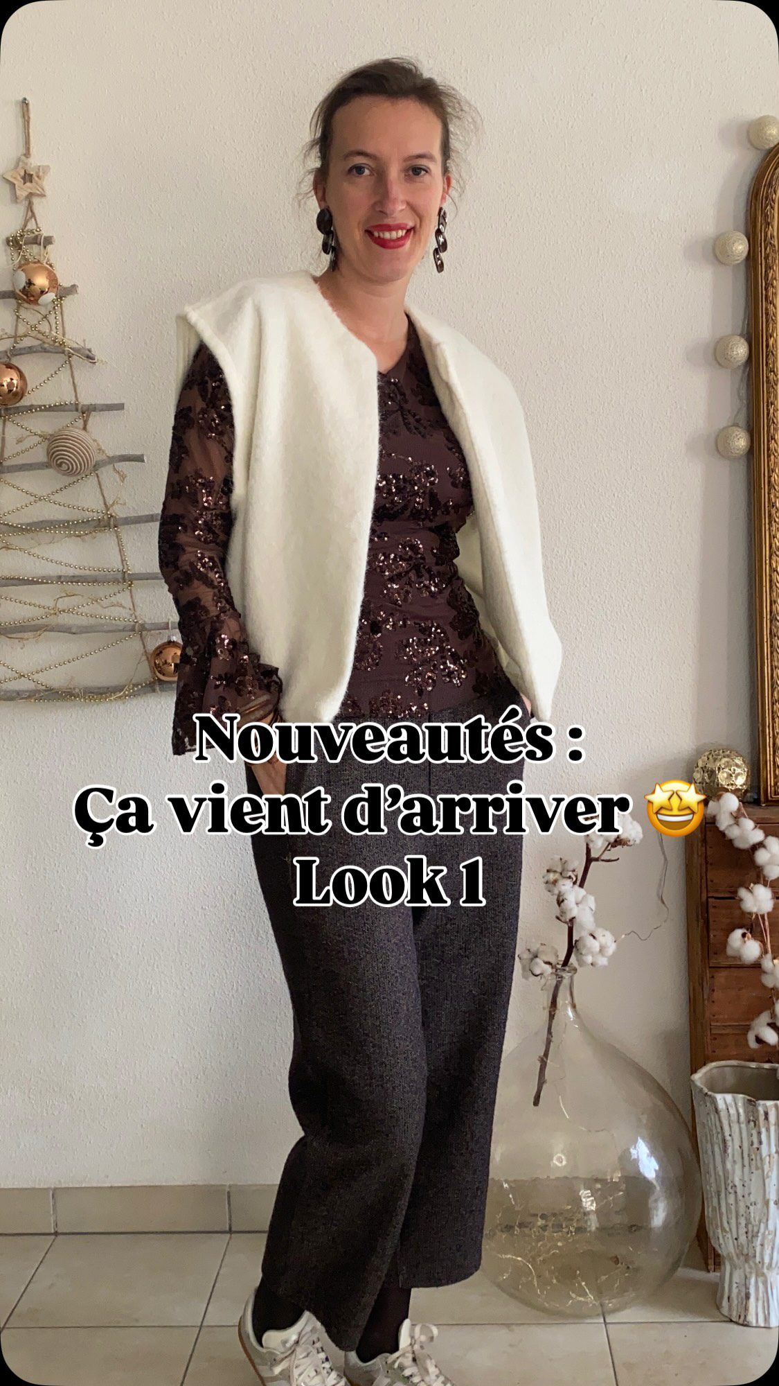Un look pensé pour les fêtes…
mais qu’on aura envie de reporter dès le lendemain ✨

Le pantalon est confortable, presque comme un jogging chic,
le top capte la lumière juste ce qu’il faut,
et le gilet écru vient calmer l’ensemble.

C’est le genre de tenue parfaite pour un dîner,
un verre improvisé,
ou simplement pour se sentir un peu plus belle un jour ordinaire.

Des pièces qu’on sort pour une occasion,
et qu’on garde longtemps dans son dressing.

Nouveautés tout juste arrivées chez Shop by Clo 🤍
Disponible ce soir sur www.shopbyclo.fr 
~
#johannaparis #newco #boutiquefemme #shoppingfemme #nantes #modefemme #StJeanDeMonts #EshopMode #shopppingonline #shopbyclo
