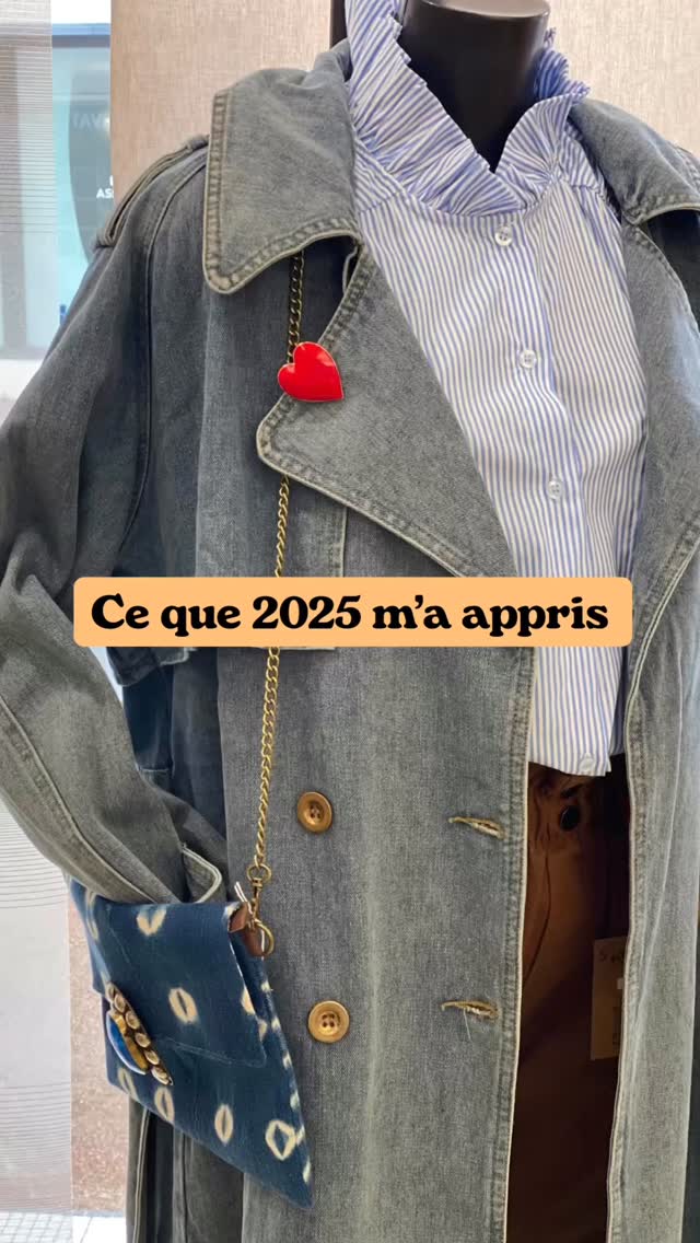 Le 31 décembre,
ce n’est pas juste la fin d’une année.
C’est un point d’équilibre.

2025 m’a appris que rien n’est jamais figé.
Que fermer une boutique peut être un acte de courage.
Que changer de forme ne veut pas dire abandonner le fond.

Cette année,
il y a eu des décisions difficiles,
des lieux qui se ferment,
d’autres qui s’inventent autrement.

Il y a eu Saint-Gilles,
Saint-Jean-de-Monts,
le Maroc pour aller chercher des pépites que l’on ne trouve pas partout,
et cette foi discrète, mais tenace,
qu’un avenir meilleur se construit pas à pas.

Fin septembre, j’ai choisi de ralentir,
de me recentrer sur l’essentiel :
Shop by Clo en ligne,
le lien avec vous,
et le sens avant le bruit.

Et puis, fin novembre,
une nouvelle porte s’est ouverte.

Alors ce 31 décembre,
je peux vous le dire :
début mars, Shop by Clo arrive à Sion-sur-l’Océan.

Un nouveau chapitre.
Toujours avec la même exigence,
la même intuition,
et cette envie profonde de faire les choses autrement.

Merci d’être là.
A chaque étape✨
Chloé 
#newthingscoming #shopbyclo #bilan2025 #smallbusinesssupport