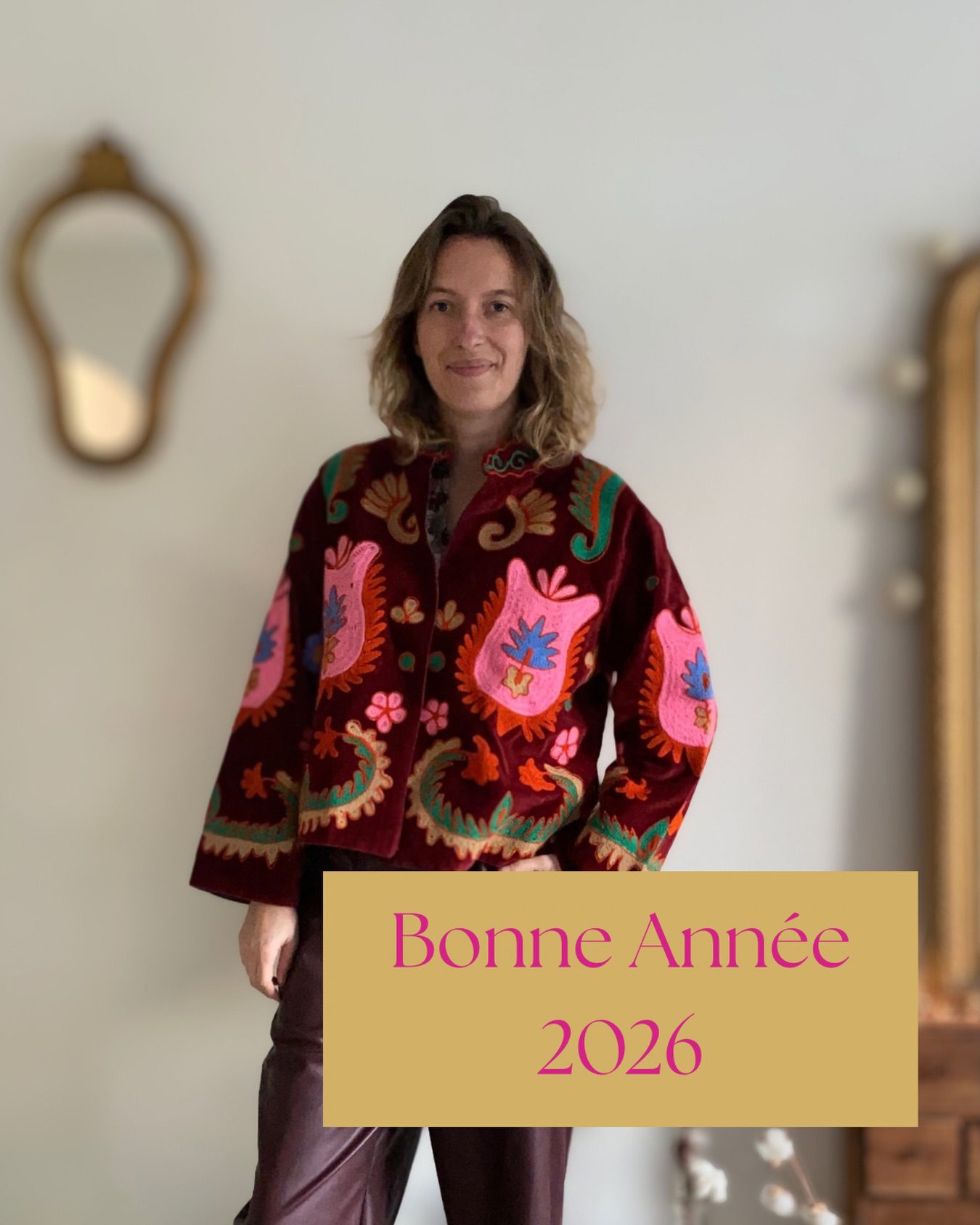 ✨ Bonne année 2026 ✨

Une nouvelle année s’ouvre.
Avec ses promesses, ses doutes parfois, et surtout… ses possibles.

2025 a été une année de mouvements, de décisions courageuses, de remises en question.
Fermer, ouvrir autrement, se réinventer, croire encore.
Ce métier est beau, mais il n’est pas simple. Et ici, on ne triche pas.

En 2026, je choisis de continuer à avancer avec le cœur,
de vous proposer des pièces choisies avec soin, du sens, du vrai,
et de faire vivre Shop by Clo comme je l’ai toujours imaginé :
un lieu (physique ou en ligne) où l’on se sent bien, libre, soi.

Merci d’être là, de suivre l’aventure, de soutenir une marque indépendante,
humaine, imparfaite, mais profondément sincère 🤍

Que cette année vous apporte ce qui compte vraiment pour vous.

✨ Bonne et heureuse année ✨

Clo✨

#shopbyclo #bonneannée2026 #marqueindépendante #femmesentrepreneuses
