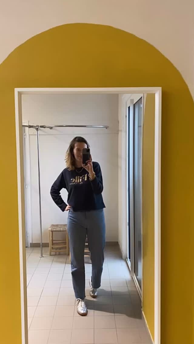 Épisode 3 — La fin du chantier… le début de tout ❤️

Les gros travaux sont enfin terminés.
La poussière retombe.
Les murs sont prêts.

Il ne reste que quelques étagères à poser…
et remplir cet endroit de tout ce que j’ai soigneusement choisi pour vous 🛍️✨

Je repense au premier jour.
Aux murs à décoller.
À la fatigue.
Aux “mais pourquoi je me suis lancée là-dedans ?”.

Et aujourd’hui, je regarde cet espace et je me dis :
ça y est. On y est presque.

Cette boutique, ce n’est pas juste un lieu.
C’est des mois de travail.
Des doutes transformés en décisions.
Et une vision qui devient enfin concrète.

Encore quelques détails…
Et ensuite ?

✨ Vous vous direz vivement l’ouverture ! Prête à découvrir ce nouveau lieu ? 
.
#shopbyclo #staytuned #vismaviedentrepreneuse #lenversdudecor #comingsoon