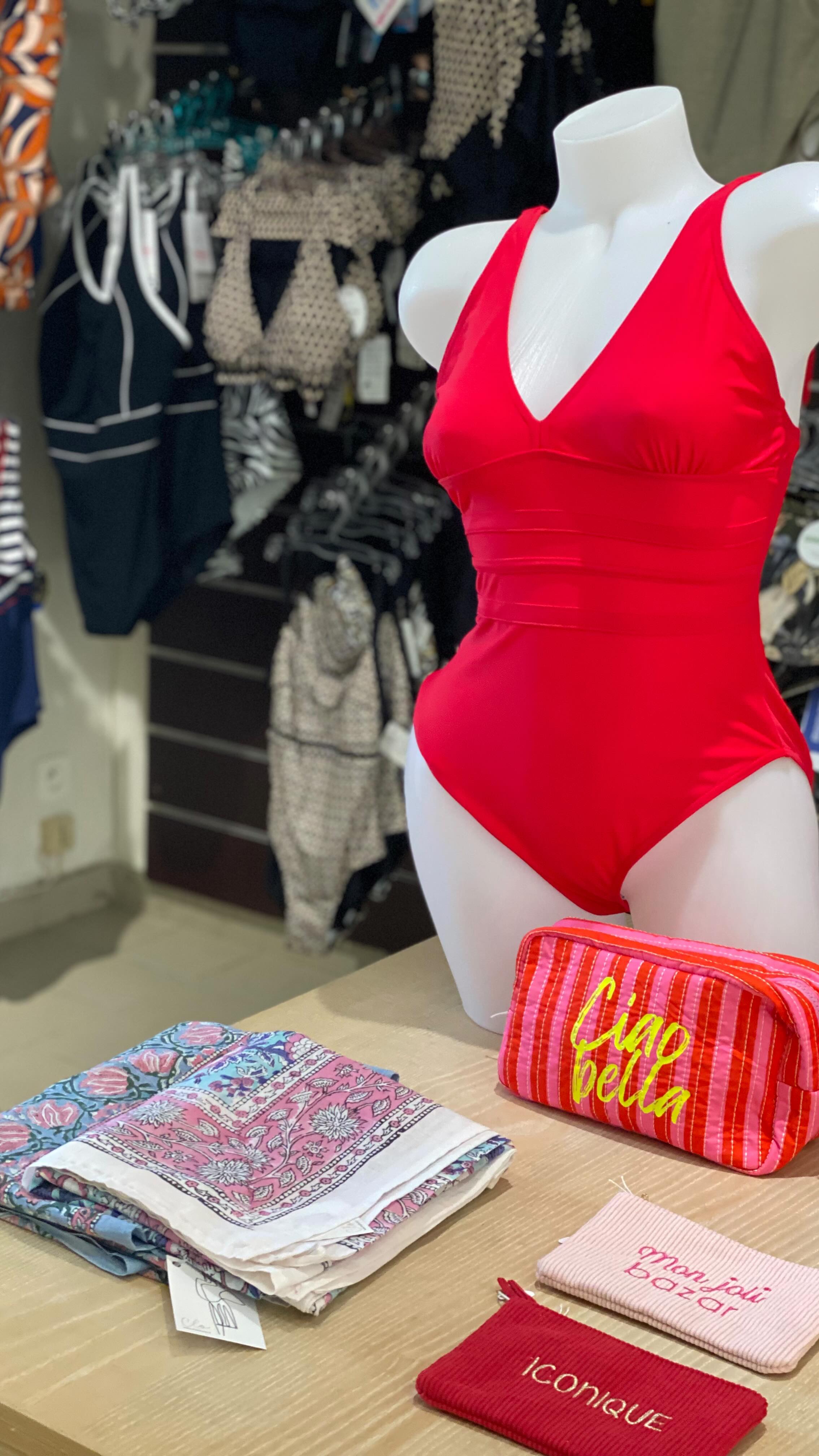 💗❤️La vitrine de la semaine ❤️💗
.
Je voulais attendre pour refaire la vitrine et finalement j’ai (encore) changé de place les portants 😅
.
Cette semaine, la vitrine voit la vie en (très) coloré ❤️💗 

Du rouge qui booste le moral, du rose qui donne bonne mine, et toujours vos indispensables : pantalons magics, robes, maillots… bref, de quoi se créer des looks qui sentent déjà l’été ☀️ 
.
Hâte de vous voir découvrir tout ça en vrai ! Et pour les plus lointaines, je vous fait des photos, visios sur demande. 
.
Shop by Clo 
📍3 bis rue des estivants à Sion sur l’océan 
👉🏻 du mardi au samedi 
.
~
#johannaparis #shopbyclo #modefemme #vendee #sgxv