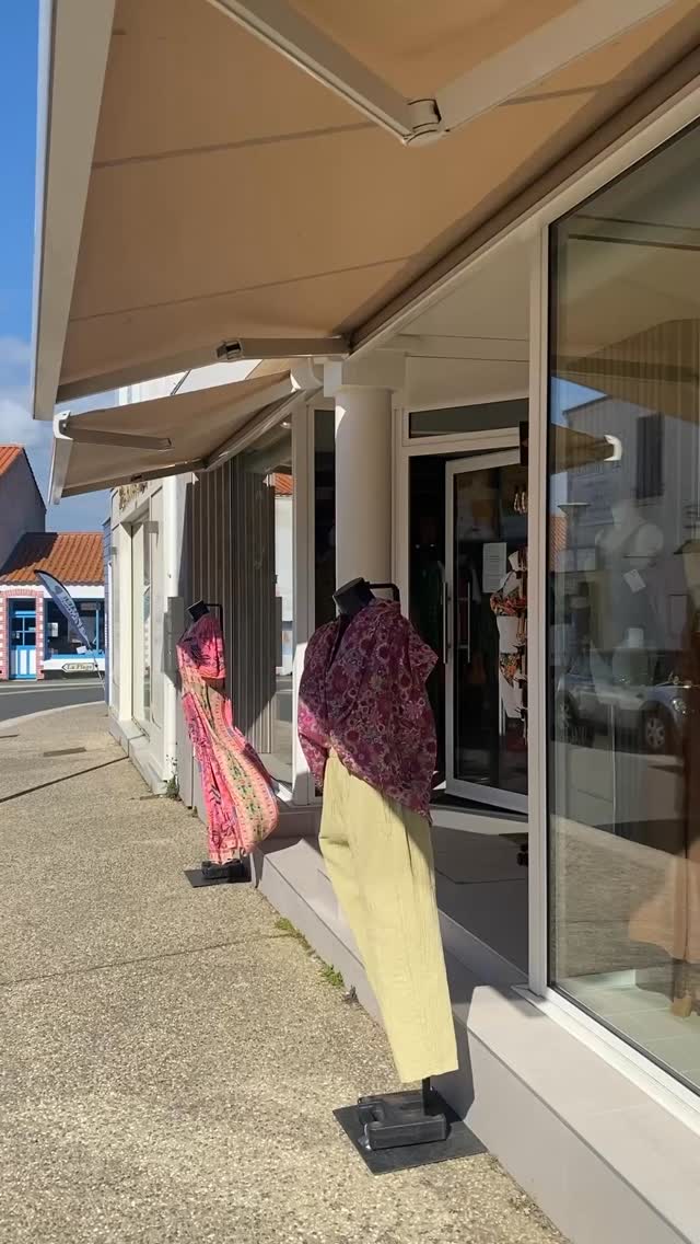 🌸 Week-end de Pâques en approche… et la vitrine s’est refaite une beauté 😍

Des nouveautés qui sentent bon le printemps, et toujours cette envie de vous proposer des pièces qui font waouh dès le premier regard 💫

Ici, chaque détail compte.
Chaque look raconte une histoire.
Et ce week-end… c’est peut-être le vôtre 🐣

La boutique est prête à vous accueillir✨
Entre pépites, bonne humeur et essayages qui finissent en “je repars avec” 😌

📍Ouvert du mardi au dimanche 
💛 Et ce week-end plus que jamais… venez faire un tour ! Exceptionnellement la boutique sera ouverte lundi. 
~

#ShopByClo #modefemme #vendee #johannaparis