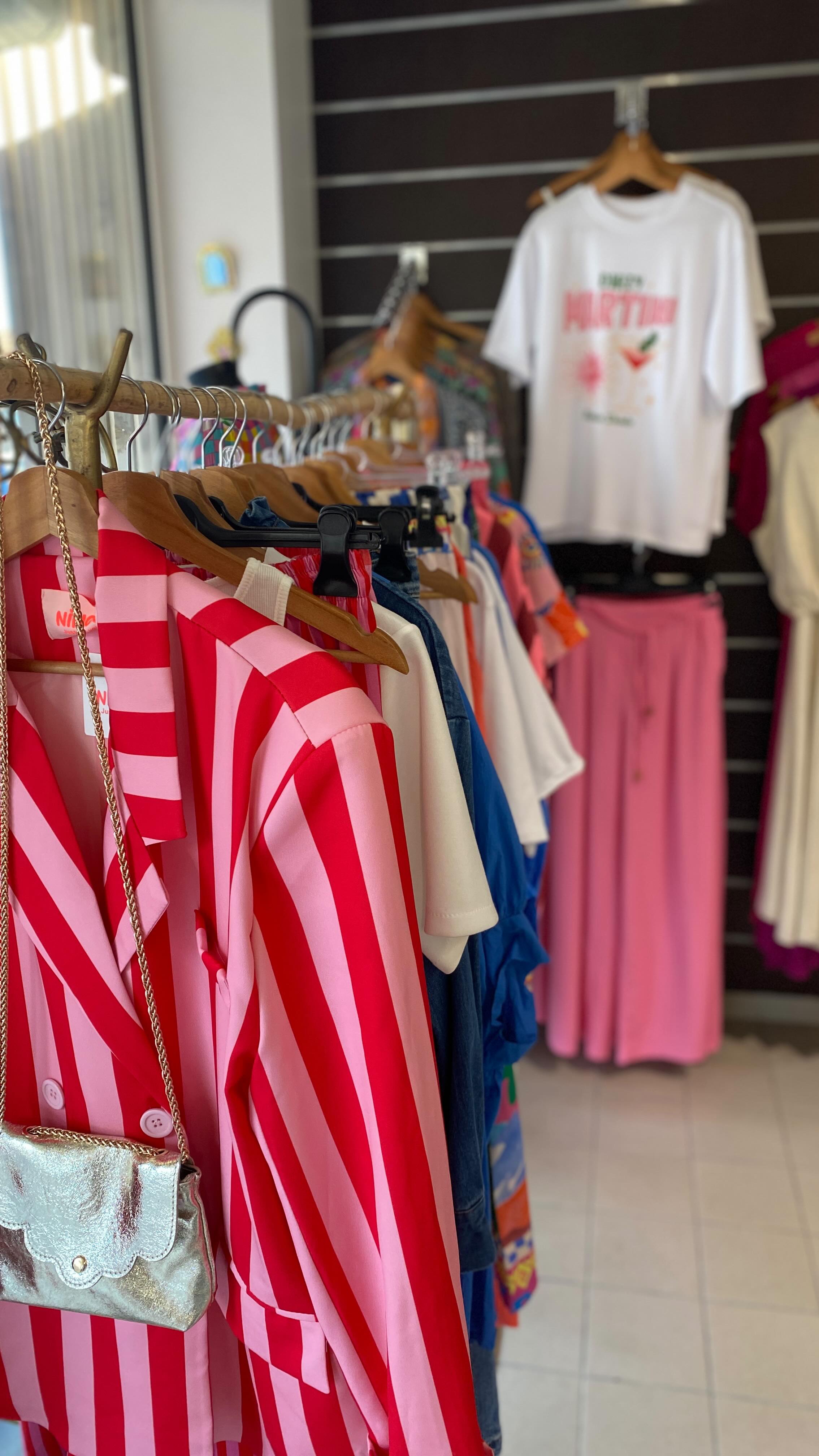 Couleurs, bonne humeur et nouvelles pépites en vitrine 💖✨

Bienvenue dans mon univers… ici, chaque pièce a son histoire.
Et surtout : chez Shop by Clo, il n’y a qu’un seul exemplaire. 

Pas de “je repasse demain”… parce que demain, elle sera peut-être déjà partie 🫣

C’est ça la magie : tomber sur LA pièce, celle qui ne sera à personne d’autre.

Alors si tu as un coup de cœur… écoute-le 💫

📍Boutique ouverte du mardi au dimanche matin 
💻 Et dispo aussi sur l’eshop