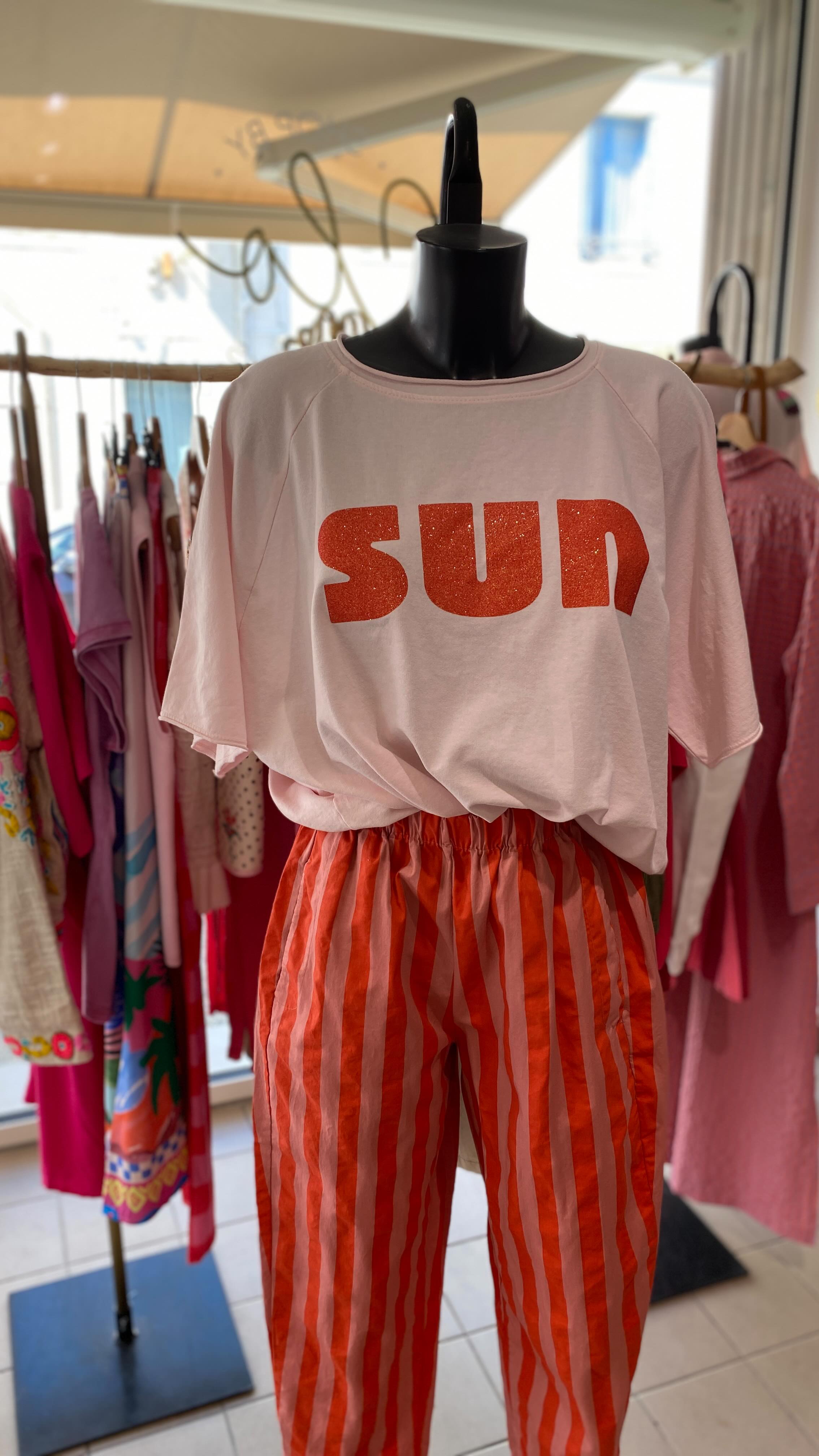 Vacances de Pâques 🌞✨
.
Le soleil et la chaleur sont arrivés pour le début des vacances. 
.
Une nouvelle vitrine avec toujours plus de couleurs et de nouveautés !! (Ça y est le colis tant attendu est arrivé 😉)
.
Et c’est le retour des sweats fins SUN à paillettes🤩 et de pleins d’autres jolies choses 🌈
.
A bientôt Clo ✨

📍Shop by clo 
3 bis rue des estivants 
Sion sur l’océan 
www.shopbyclo.fr