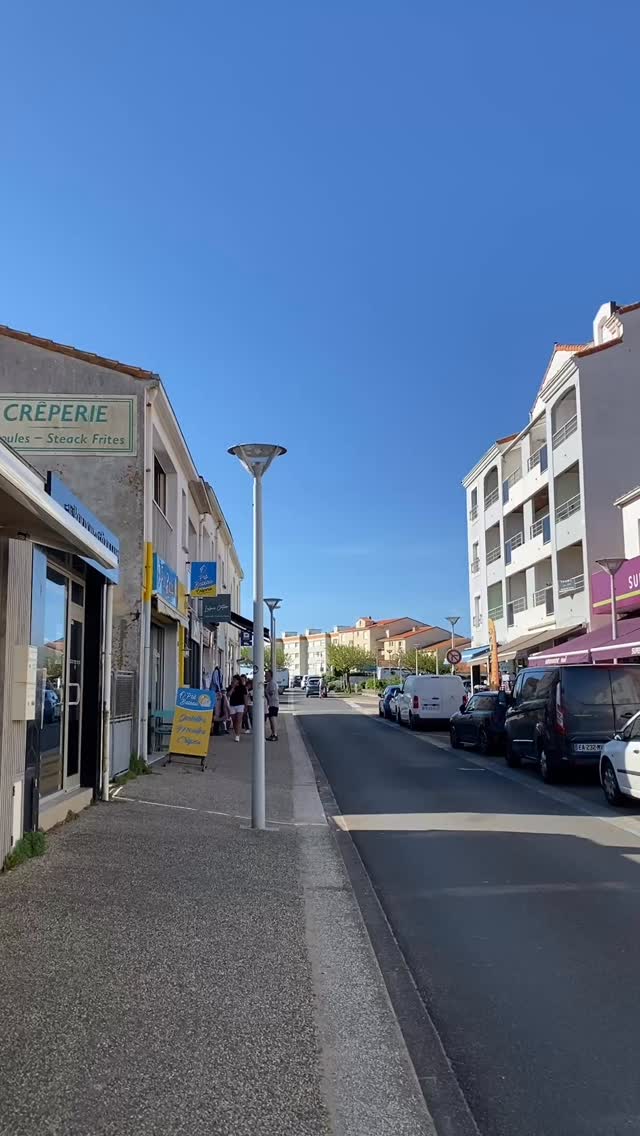 Du rouge, du rose, des rayures… et surtout une bonne dose d’attitude 💥 

Chez Shop by Clo, on ne choisit pas entre être douce ou audacieuse — on est les deux à la fois. 

Cette vitrine, c’est un shot de bonne humeur, une invitation à oser la couleur, à mixer, à jouer, à se montrer comme on est vraiment. 🤩

Parce que s’habiller, ce n’est pas juste s’habiller… 
c’est prendre sa place, même en combishort à rayures ❤️ 

Alors, team rayures assumées ou rayures timides ? 👀
.
📍Shop by Clo
Du mardi au dimanche matin 
3 bis rue des estivants à Sion sur l’océan 
www.shopbyclo.fr
~
#shopbyclo #modefemme #vendee