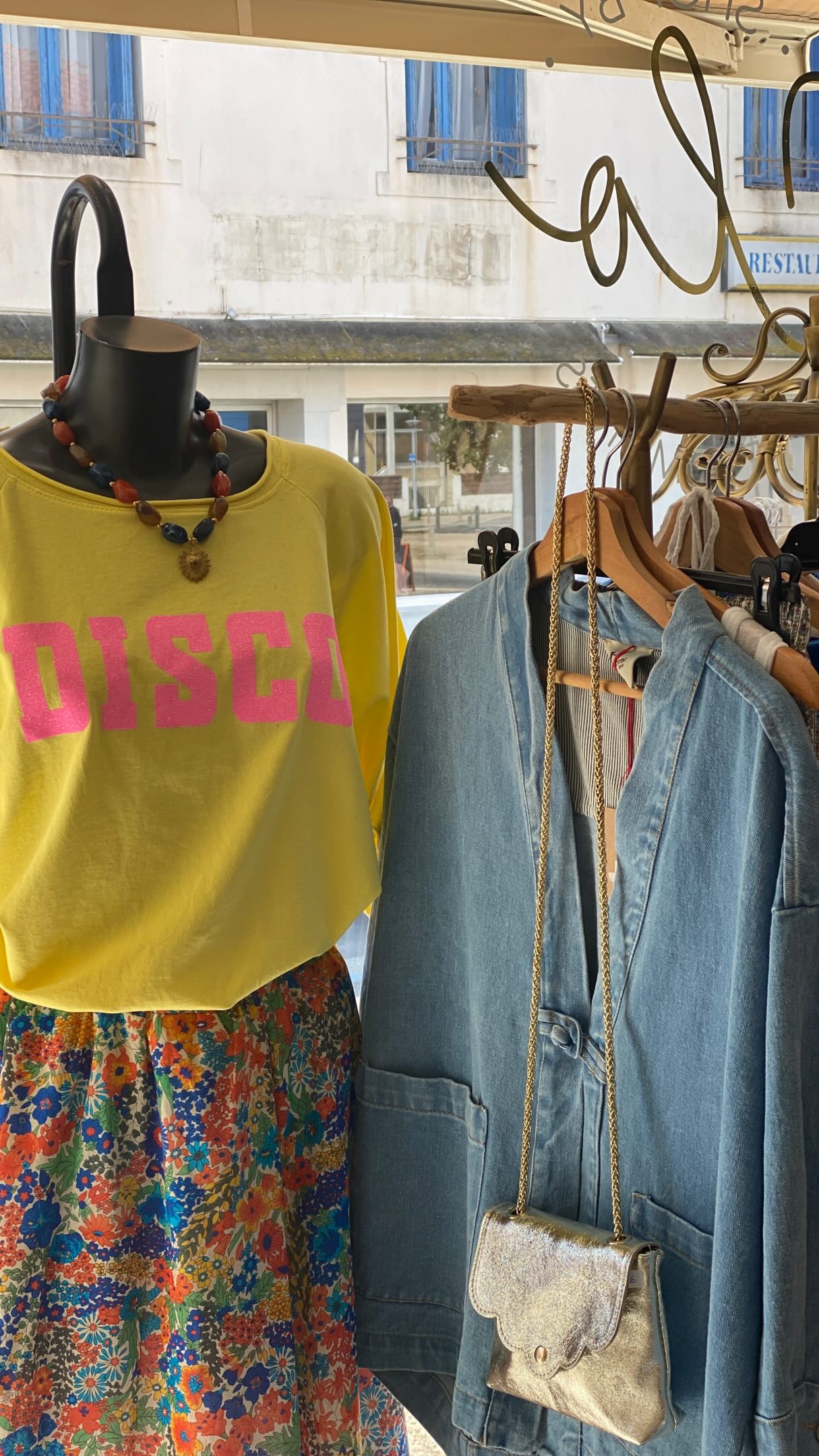 C’est reparti pour un week-end de 4 jours ☀️
Et chez Shop by Clo, la couleur n’a clairement pas prévu de se calmer 💥

Du jaune vitaminé, des imprimés qui sentent l’été, du denim tout doux, des bijoux qui accrochent la lumière… et surtout plein plein plein de nouveautés à découvrir en boutique 🌈

Des looks faciles à porter, mais impossibles à oublier.
Le genre de tenue qui donne envie de prendre un verre en terrasse, partir sur un coup de tête ou juste remettre un peu de soleil dans sa journée ✨

Cette semaine, la vitrine mélange les couleurs qui osent, les pièces fortes et les détails qui font tout 💛🌸

On vous attend tout le week-end chez Shop by Clo 🫶
(et oui… vous risquez encore de repartir avec “juste un petit tour” qui finit en sac rempli 😌)

📍Shop by Clo 3 bis rue des estivants à Sion sur l’océan et sur www.shopbyclo.fr 
~
#newco #johannaparis #shopbyclo #vendee #modefemme