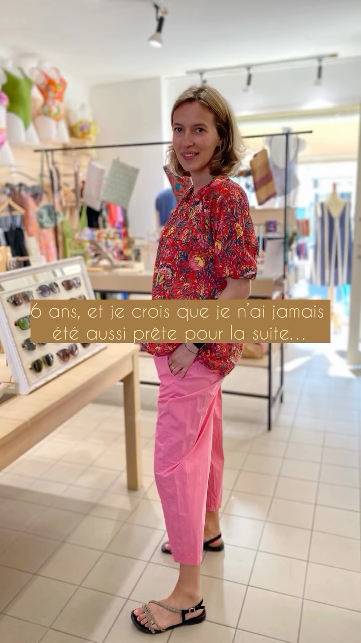 6 ans✨

6 ans que Shop by Clo existe… et quand je regarde en arrière, je ne vois pas juste une boutique.

Je vois une histoire.

Une histoire qui a commencé en ligne, avec des idées, beaucoup d’envie… et encore plus d’inconnu.

Puis il y a eu la première boutique. 
Les premiers pas “en vrai”. Les premières clientes. Les premiers doutes aussi.

Ensuite Saint-Gilles. Une nouvelle énergie. Une autre façon de vous accueillir. 
Puis ce concept hybride, entre boutique et salon de thé, parce que j’aime tester, mélanger, oser.

Et entre tout ça… il y a eu les périodes plus calmes. 
Celles où on se remet en question. 
Celles où on ne sait plus trop si on avance ou si on s’essouffle.

Mais j’ai continué.

Parce que Shop by Clo, ce n’est pas seulement une boutique. 
C’est un mouvement. Une façon de créer. De se réinventer. De recommencer.

Aujourd’hui, 6 ans après, je regarde tout ça avec beaucoup de gratitude… et un peu de vertige aussi.🫣

Parce que si je devais recommencer, je crois que je referais exactement le même chemin.

Et quelque chose me dit que ce n’est que le début.

Merci d’être là, depuis le début ou depuis hier. Vous faites partie de cette histoire 🤍

Rendez-vous le 5 mai 💌
~
#happybirthday #shopbyclo #vendee #entrepreneuriatféminin