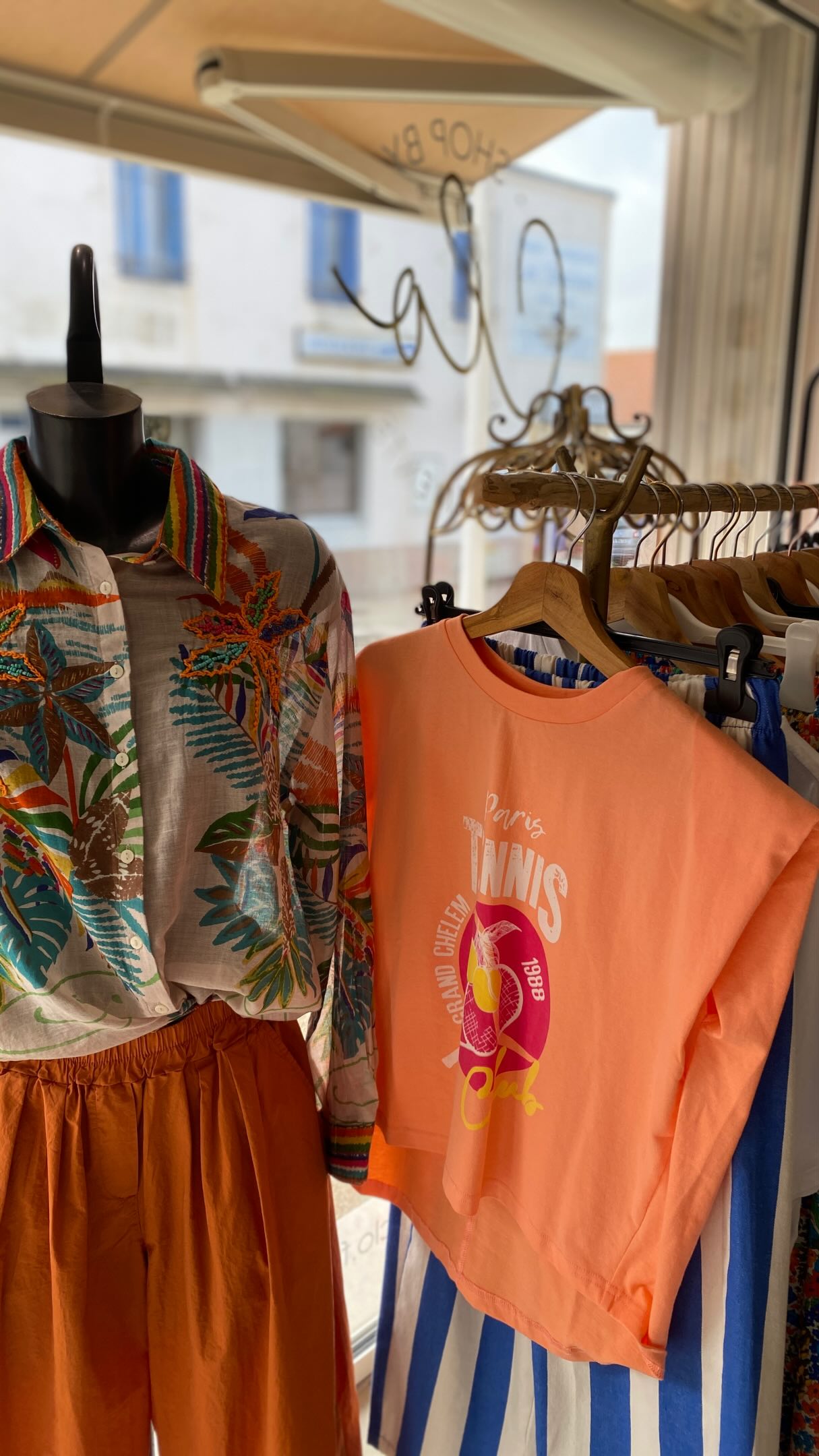 ✨ VITRINE DE LA SEMAINE ✨

Vous avez voté en story… et clairement, l’orange a mis tout le monde d’accord 🧡
Alors cette semaine, la vitrine se pare de couleurs solaires, vitaminées, avec juste ce qu’il faut de bleu pour faire ressortir le tout 💙

Des looks qui sentent les longues journées, les terrasses improvisées, les week-ends qui s’éternisent et l’été qui approche doucement ☀️

Et bonne nouvelle :
la boutique sera ouverte ce dimanche après-midi ainsi que lundi pour le week-end de Pentecôte ✨
L’occasion parfaite pour venir découvrir toutes les nouveautés en vrai 👀

Alors… team orange validée ? 🍊
~
#shopbyclo #modefemme