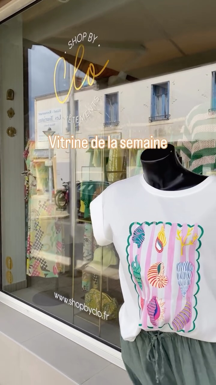 ☀️ Cette semaine, la vitrine voit la vie en jaune… avec une touche de vert.
 

Du jaune lumineux, du vert frais, des imprimés qui donnent envie de prendre le large…

Cette semaine, la boutique se met en mode été.

💛 Le pantalon large que l’on enfile sans réfléchir et qui fait pourtant tout le look.

💚 Les robes en matière maillot de bain, légères, confortables, infroissables ou presque, parfaites pour passer de la plage à l’apéro sans détour par la maison.

✨ Des pièces faciles à vivre, à porter et à emporter dans la valise.

Si vous êtes de celles qui aiment les vêtements qui suivent le rythme de leurs vacances plutôt que l’inverse, cette vitrine est faite pour vous.

Alors, vous êtes plutôt team jaune soleil ou team vert palmier ? 🌴☀️

#ShopByClo #VitrineDeLaSemaine #ModeEstivale #LookDeVacances #BoutiqueIndependante