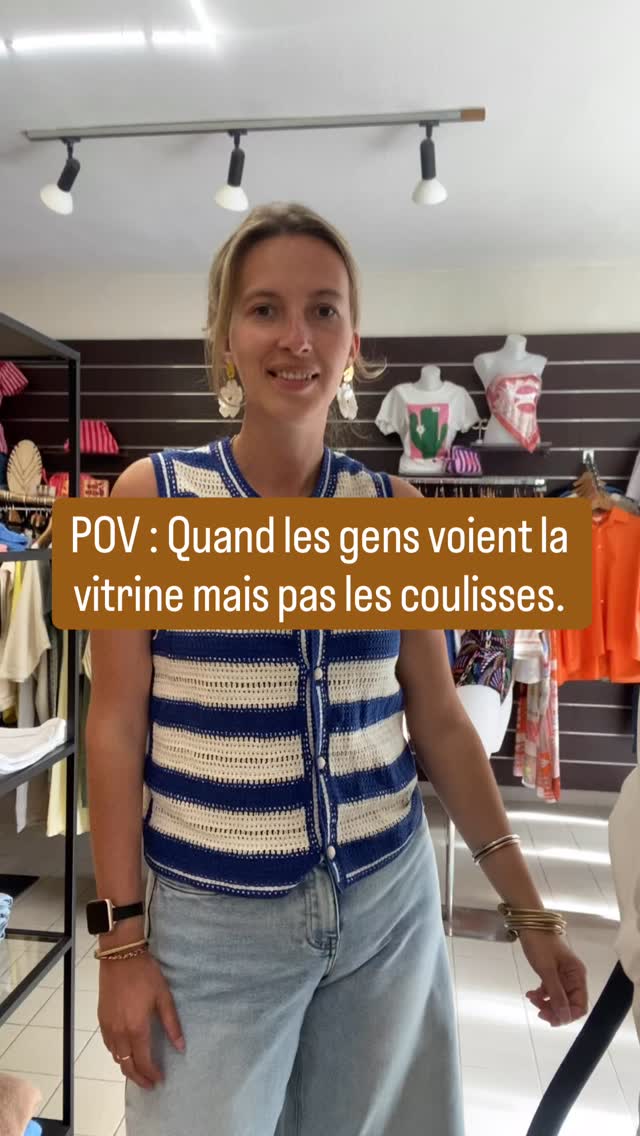 Quand vous passez la porte de Shop by Clo, vous voyez une vitrine, des nouveautés et des portants bien rangés. ✨

Moi, je vois aussi les colis à réceptionner, les vêtements à défroisser, les commandes à préparer, les photos à faire, les vitrines à imaginer et les mille petites tâches invisibles qui remplissent une journée.

La magie d’une boutique indépendante, c’est qu’il y a souvent une seule personne derrière tout ça.

Et malgré les journées qui filent à toute vitesse, je ne me lasserai jamais de voir vos yeux s’illuminer devant une nouvelle pépite. 🤍
.
#trendingreelsvideo #modefemme #shopbyclo #humour #vendee
