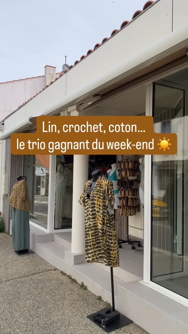 La vitrine de la semaine 🌾☀️

Cette semaine, on ralentit le rythme et on mise sur les matières naturelles.

À droite, un pantalon en lin associé à un top en crochet pour une silhouette décontractée et élégante. Un collier ☀️ @hellomarie_jewelry et un sac camel.

À gauche, une longue robe camel en coton, sublimée par une jupe plissée qui accompagne chacun de vos mouvements.

Des teintes douces, des coupes faciles à porter et cette envie de soleil qui flotte dans l’air…

Le programme parfait pour profiter de la belle fin de semaine qui s’annonce. ☀️

Alors, vous êtes plutôt lin & crochet ou robe longue camel ? 

📍Shop by Clo
3 bis rue des estivants à Sion sur l’océan et sur www.shopbyclo.fr
~