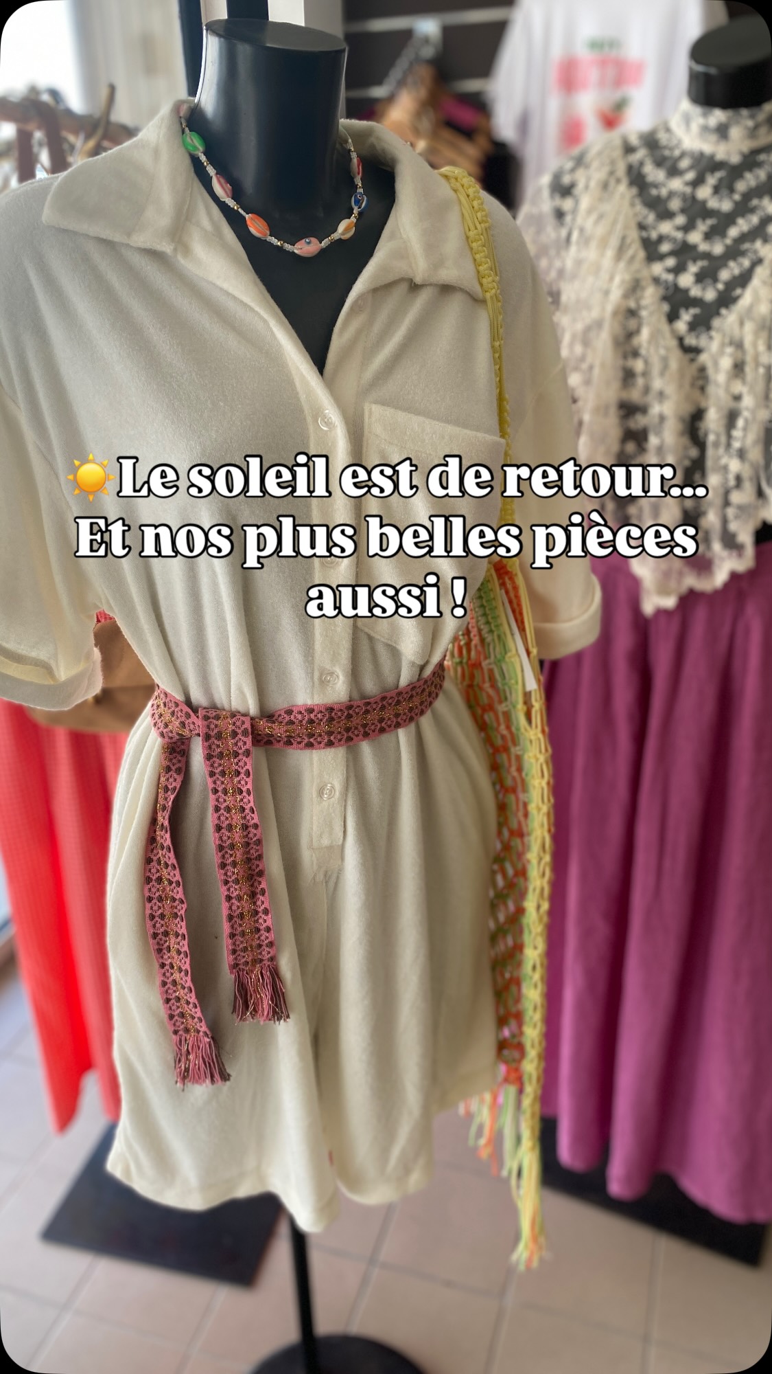 ☀️Le soleil s’installe enfin, et avec lui l’envie de tenues légères, confortables et pleines d’allure.

Cette semaine en vitrine, deux incontournables de la saison :
✨ le grand retour de la combishort en éponge, parfaite après la plage ou pour flâner en ville,
✨ et la combinaison pantalon fluide, élégante sans effort, celle qu’on enfile le matin et qu’on ne veut plus quitter.

Des coupes qui accompagnent le mouvement, des matières douces, quelques touches colorées qui sentent bon les vacances… et un petit air de Marrakech qui n’est jamais très loin.

📍La boutique est ouverte toute la semaine.
Les nouveautés vous attendent en boutique et sur l’e-shop.

#ShopByClo #VitrineDeLaSemaine #ModeÉté  #Combishort #SionSurLOcean