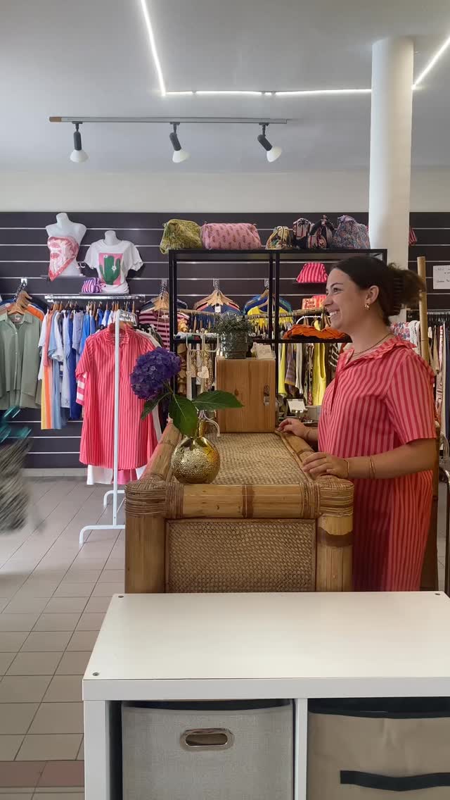 Quand tu trouves LE maillot parfait à 75€… ☀️

…mais que ton compte bancaire te rappelle que tu n’as que 30€ à consacrer aux vacances. 💸

Chez Shop by Clo, nous avons trouvé la solution : 30€ = 40% du maillot. 😌✂️

On ne juge pas, on s’adapte.

(Évidemment, aucun maillot n’a réellement été vendu en pièces détachées. 😅)

Dites-moi que je ne suis pas la seule à faire du shopping avec une calculatrice mentale en permanence…

#humour #shopbyclo #vendee #swimweardesigner