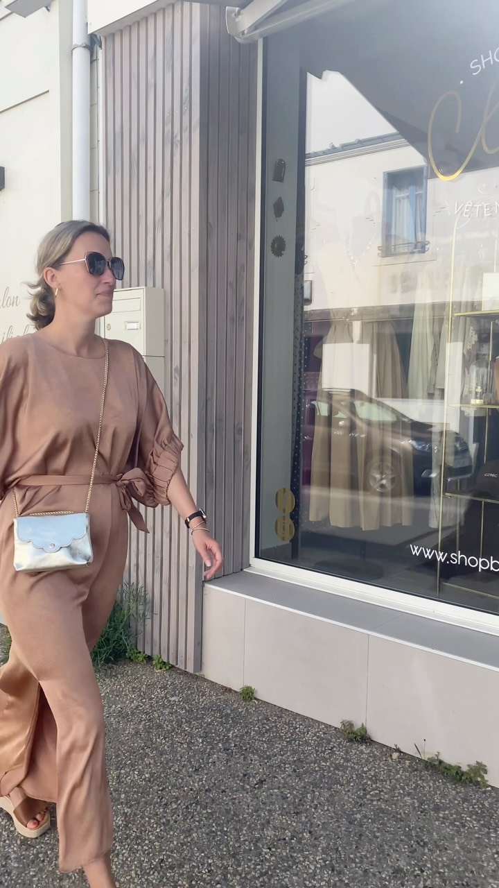 ☀️ SUMMER ALERT ☀️

Les belles robes de l’été commencent à arriver chez Shop by Clo… et celle-ci coche toutes les cases : élégante, féminine et facile à porter du matin jusqu’aux longues soirées d’été.

Une de ces pièces qui donne immédiatement envie de vacances, de terrasses ensoleillées et de coucher de soleil au bord de l’eau ✨

Disponible dès maintenant en boutique et sur l’e-shop.

Alors, vous la porteriez où en premier ? 🤍

#shopbyclo #modefemme #summerdresses