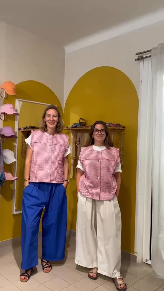 Vous nous dites souvent :

“J’adore cette pièce… mais je suis trop petite.”

Ou à l’inverse :
“Je suis trop grande pour que ça m’aille.”

Alors avec Juliette, on a remis ça. 🤍

Aujourd’hui, on vous montre les mêmes looks sur deux silhouettes :

✨ Le pantalon Magic version large.
☀️ La combishort en lin.
🤍 Le bermuda.
🌿 La robe longue accompagnée de sa pochette rapportée de Marrakech.

Parce qu’au fond, les vêtements n’ont pas de taille idéale. Ils prennent simplement une allure différente selon celle qui les porte.

Et c’est justement ça qui est beau.

Alors dites-nous… quel look préférez-vous ? Et êtes-vous plutôt 💜Team160 ou 🩵Team177 ? 👇

Toutes ces pièces vous attendent dès maintenant en boutique à Sion-sur-l’Océan et sur l’e-shop. 💛

Vous voulez qu’on continue cette série ? Dites-nous quelles pièces vous aimeriez voir sur nos deux silhouettes ! 🤍