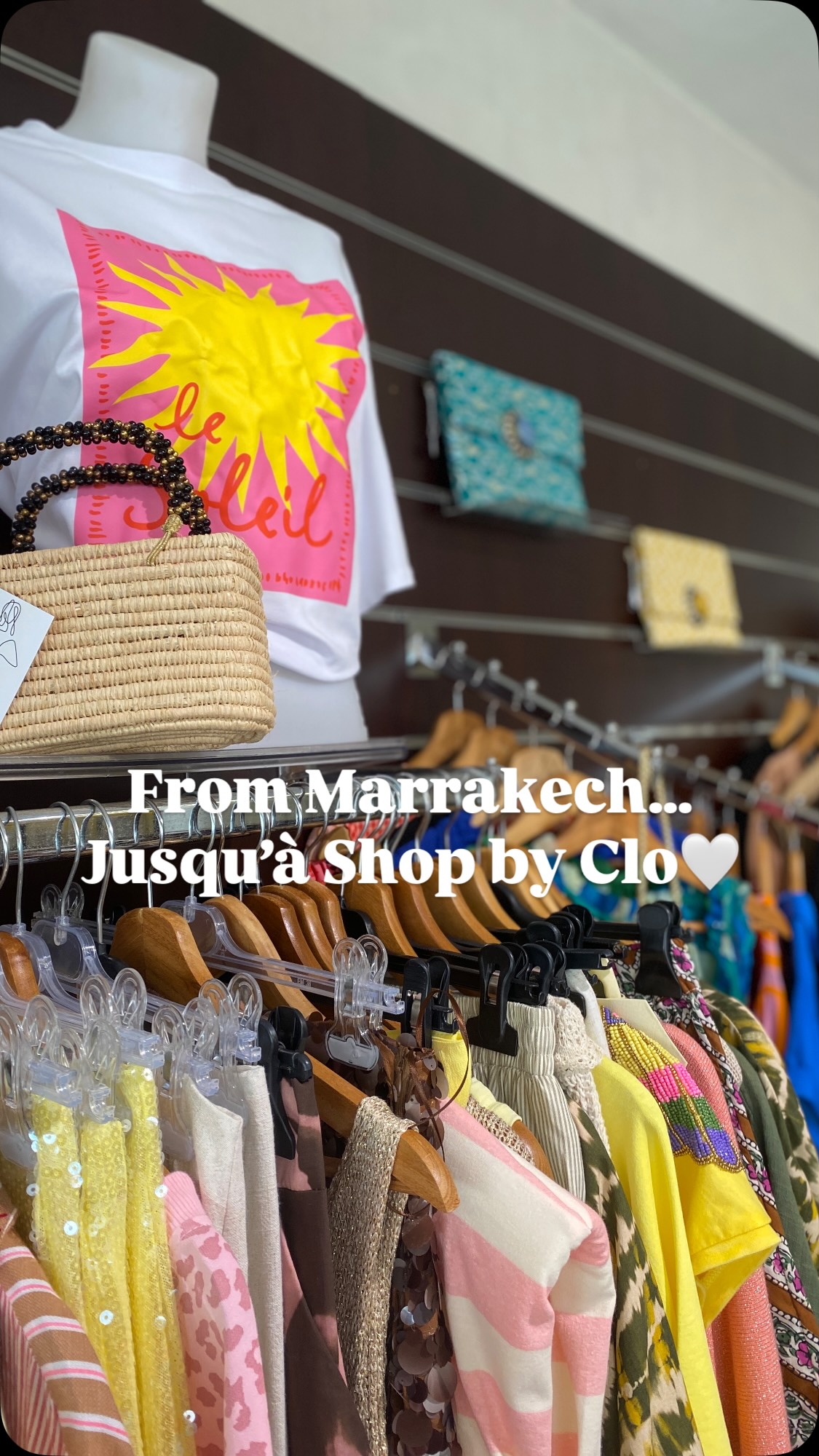 Il y a quelques jours, elles étaient encore dans les ruelles de Marrakech. ☀️

Aujourd’hui, elles ont trouvé leur place chez Shop by Clo.

Des vêtements en petites quantités, des bijoux, des sacs, des pochettes, des miroirs… des trésors que j’ai pris le temps de sélectionner un à un, avec toujours la même envie : vous proposer des pièces que vous ne retrouverez pas partout.😍

Si vous aimez les coups de cœur, je crois que vous allez passer un long moment en boutique. 🤍

📍Sion-sur-l’Océan
Les nouveautés Marrakech vous attendent dès maintenant.
~
#frommarrakechwithlove #shopbyclo #vendee #conceptstore