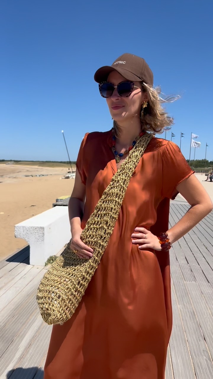 Une seule tenue. Deux ambiances. 🌊☀️

Le matin, on enfile la robe par-dessus son maillot de bain direction la plage, les pieds dans le sable et les cheveux salés.

En fin de journée, il suffit d’ajouter quelques accessoires… une jolie paire de sandales, un sac, quelques bijoux… et la même robe devient parfaite pour aller boire un verre en terrasse avec les copines. 🍹✨

Chez Shop by Clo, on aime les pièces qui vivent avec vous, du lever au coucher du soleil.

Alors, vous êtes plutôt 🌊 Team plage ou 🍸 Team apéro ?

#shopbyclo #vendee #eshopmode #summer