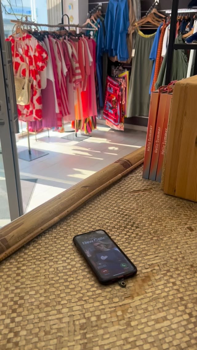 📞 Allô ? Oui… elle est arrivée.

On l’a imaginée, dessinée, retravaillée… et aujourd’hui, elle est enfin là. 🤗

Découvrez la nouvelle collection officielle Shop by Clo.

☀️ Le sweat
🧢 La casquette
👜 Le cabas

Trois essentiels pensés pour vous accompagner bien au-delà de la boutique.

En édition limitée, à retrouver dès maintenant en boutique et sur notre e-shop.

#newcollection #shopbyclo #editionlimité #surprise #modefemme