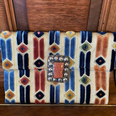 Pochette berbère motifs graphiques bleu et terracota