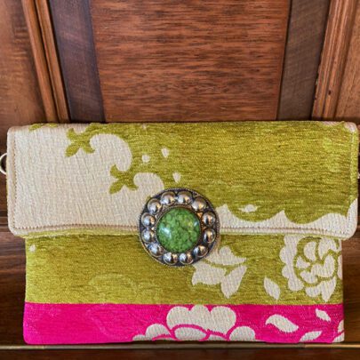 Pochette berbère à fleurs vertes et roses