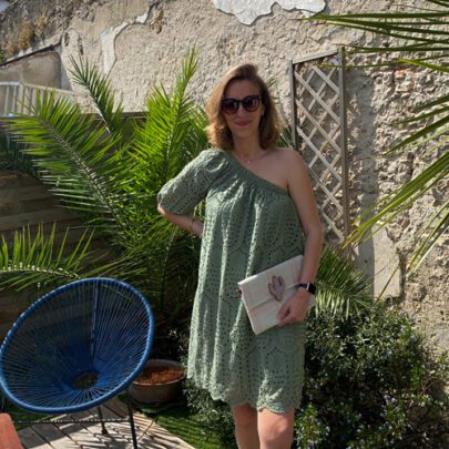 Robe asymétrique en broderie anglaise