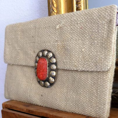 Pochette berbère beige boucle ovale rouge