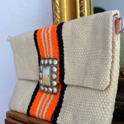 Pochette berbère beige et orange boucle rectangulaire corne