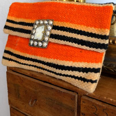 Pochette berbère orange à rayures boucle en corne