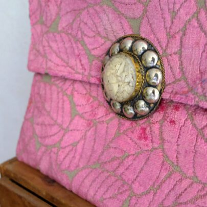 Pochette berbère rose boucle ronde blanche