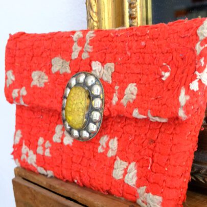 Pochette berbère rouge boucle ovale jaune