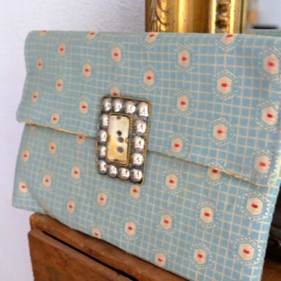 Pochette berbère bleu ciel boucle en corne
