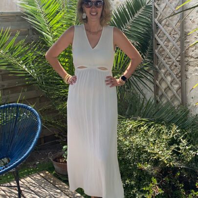 Robe mi-longue avec fentes découpées