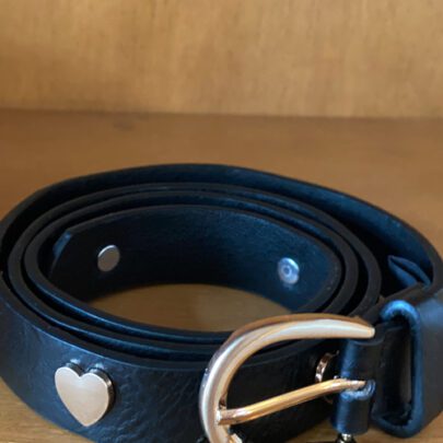 Ceinture noire cloutée de coeurs