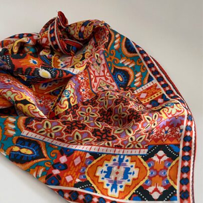 Carré de soie à motifs orange