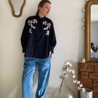 Chemise bleu marine avec broderie