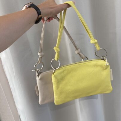 Sac pochette à boucles