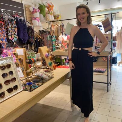 Robe longue à découpe et collier