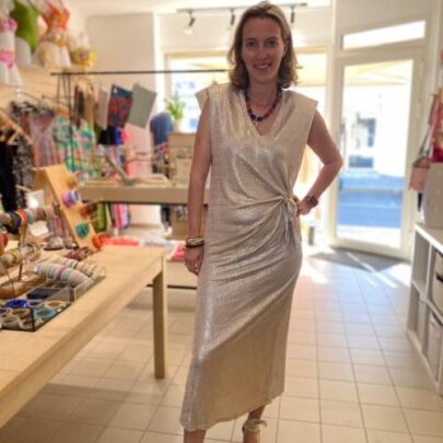 Robe droite brillante à nouer