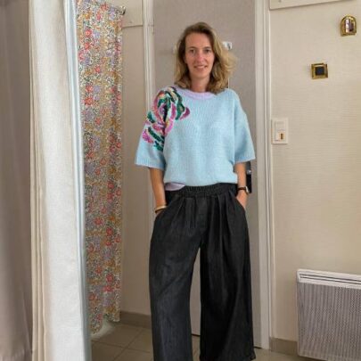 Pull manches courtes rayé ciel & lilas à fleurs sequins