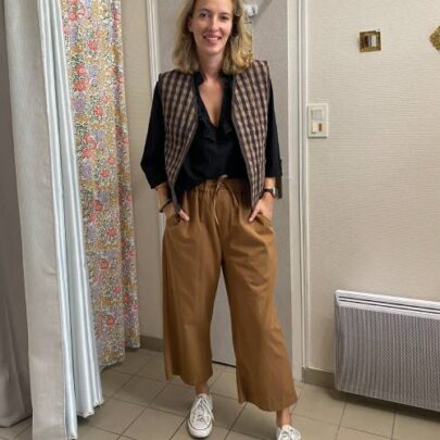 Veste sans manches à carreaux camel & marine – Johanna Paris