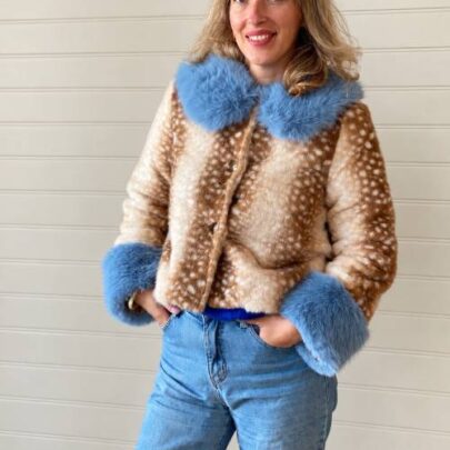 Veste courte effet fourrure faon camel col bleu